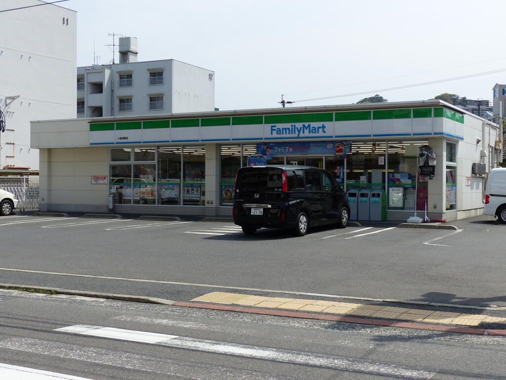 コンビニ　ファミリーマート小倉真鶴店（コンビニ）まで318m