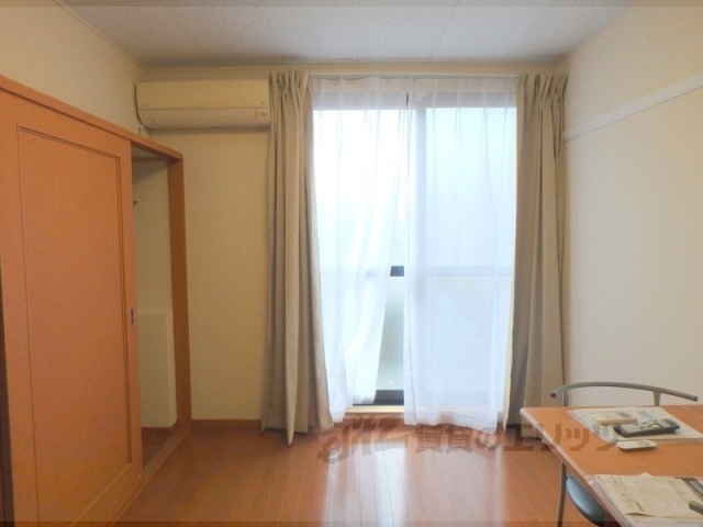 レオパレスヴィルヌーブ醍醐の居間写真