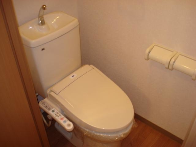 トイレ　温水洗浄便座です。今となっては必須ですね！