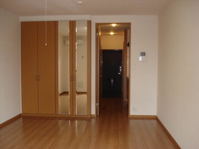 その他部屋・スペース　9.7帖の洋室で広々過ごせます