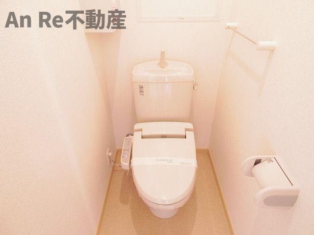 東武伊勢崎線 獨協大学前駅 徒歩32分 2階建 築16年のトイレ写真