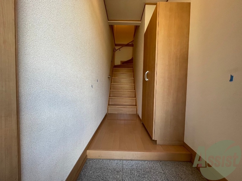 玄関　照明も有り、玄関から各居室までスムーズに行けそうですね。