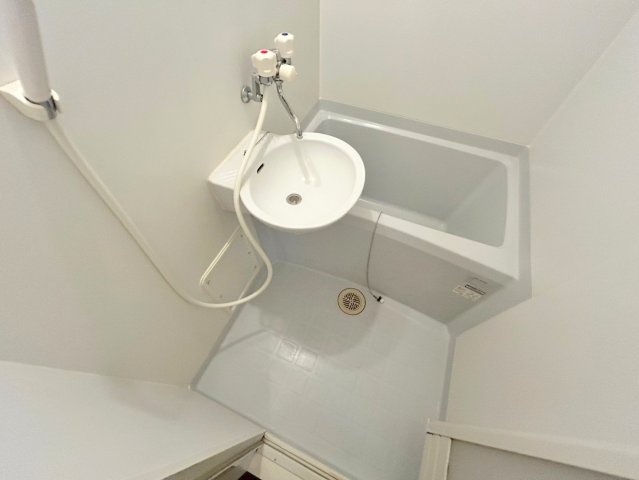 バス・シャワールーム　広めのお風呂は一日の疲れを癒してくれます。