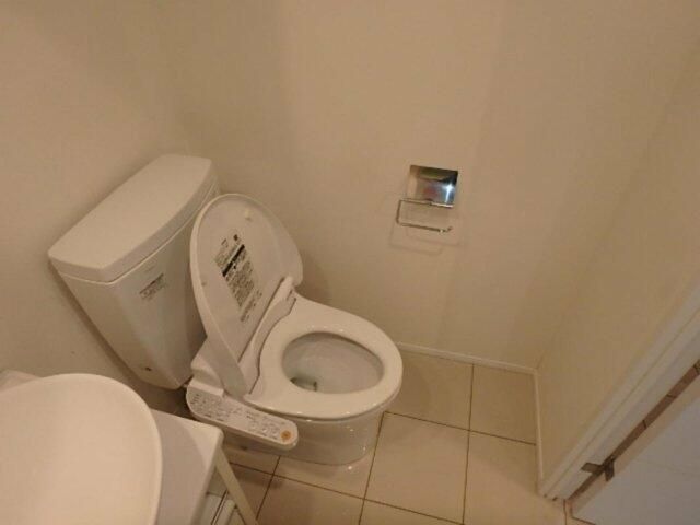 京王新線 新宿駅 徒歩3分 9階建 築13年のトイレ写真