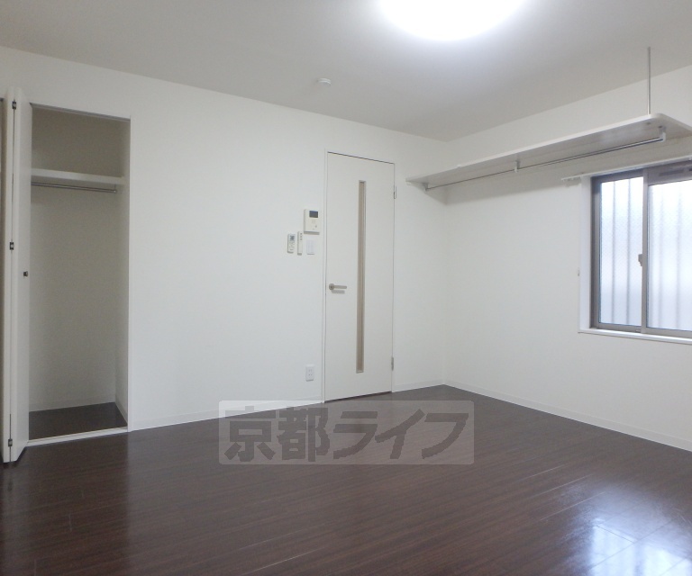 居室・リビング　白基調のキレイなお部屋です。