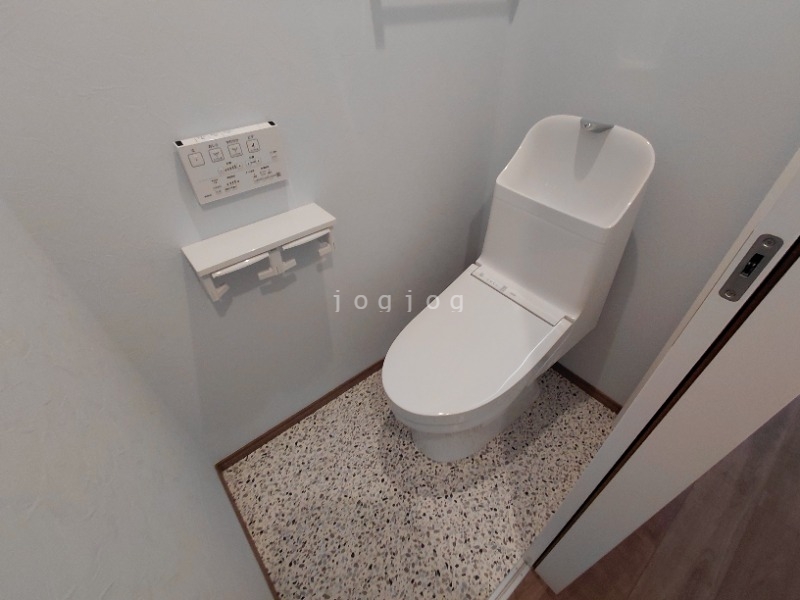 トイレ　嬉しい温水洗浄便座付きのトイレです。
