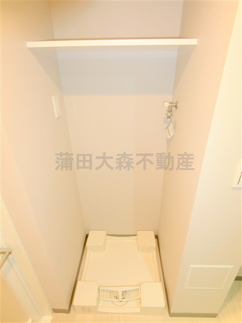 その他設備　棚付きの室内洗濯機置場