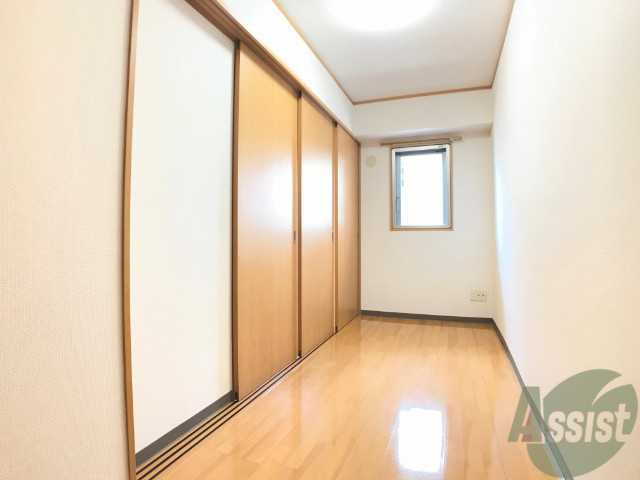 その他部屋・スペース　ＬＤＫの隣の洋室を撮影しました。２枚戸から陽が射しています。