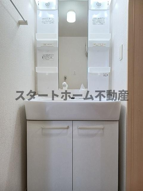 洗面設備　ゆったりとスペースのある洗面所