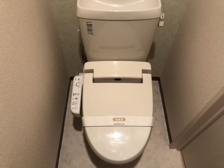 トイレ　温水洗浄便座付です。