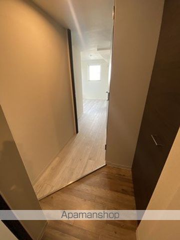 white courtの玄関写真