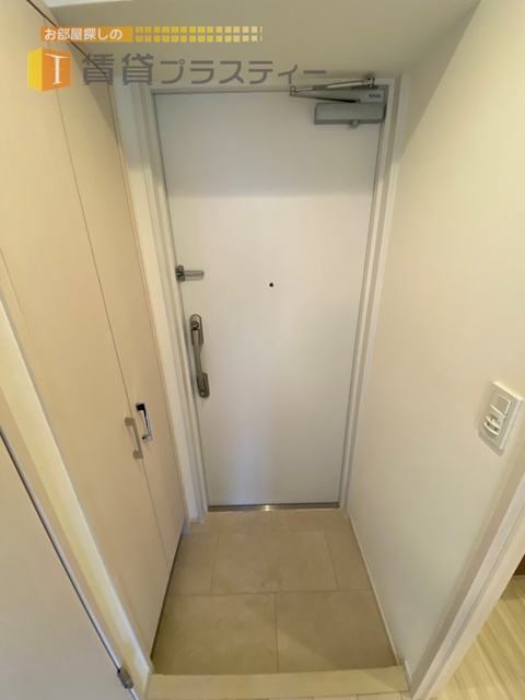 玄関　重厚感のある扉です。