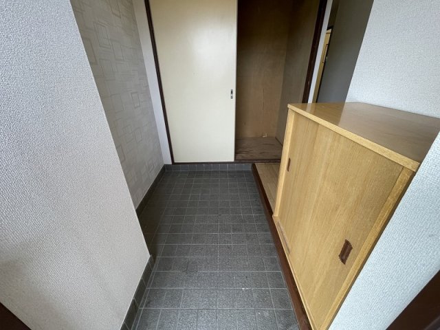 名鉄名古屋本線 豊明駅 バス乗車時間：56分 最寄りバス停で下車 徒歩5分 3階建 築35年の玄関写真