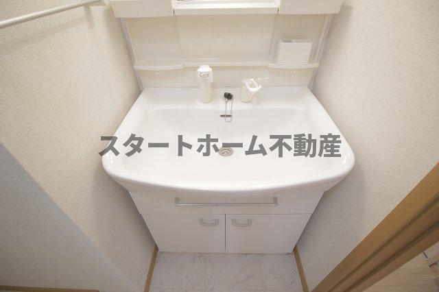 洗面設備　明るい洗面所です