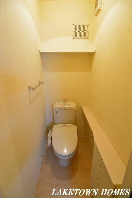 トイレ　温水洗浄便座付のトイレです。