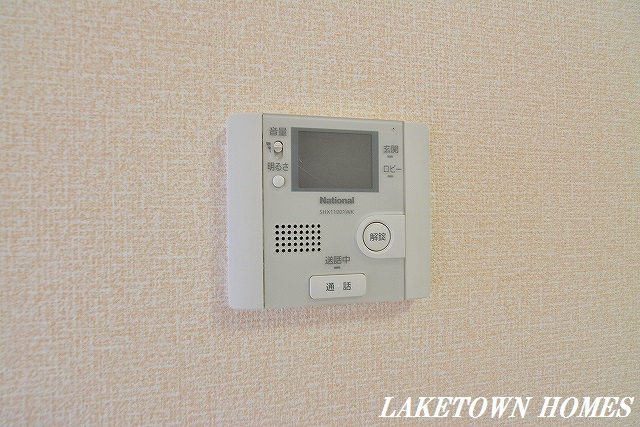 セキュリティ　来訪者の確認が出来るモニター付インターホンです。