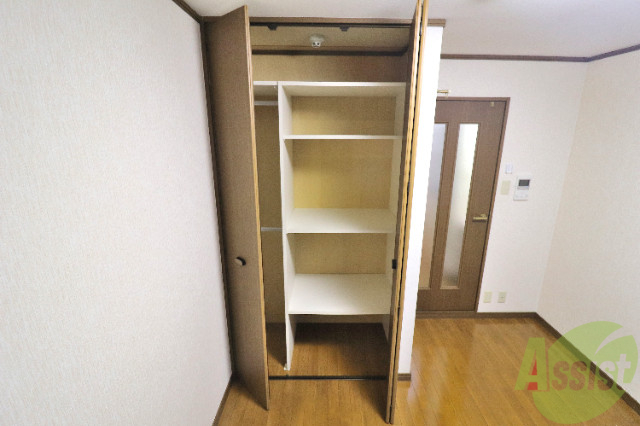収納　棚も設置されており、収納しやすいクローゼット！