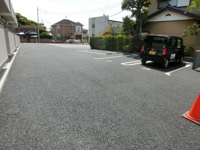 駐車場　広々駐車場で駐車もらくらく