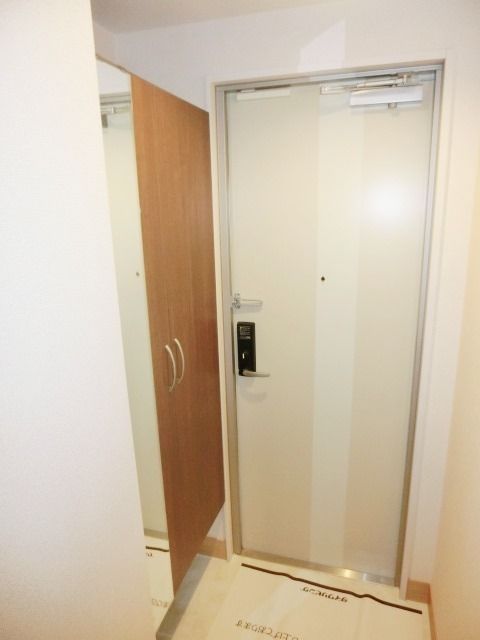 玄関　シューズボックスのある玄関。