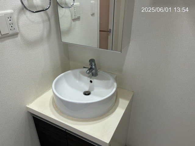 洗面設備　独立洗面台、小物を置くことができて便利です