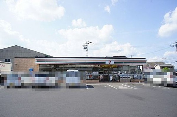 【ファミール富岡Ａのコンビニ】