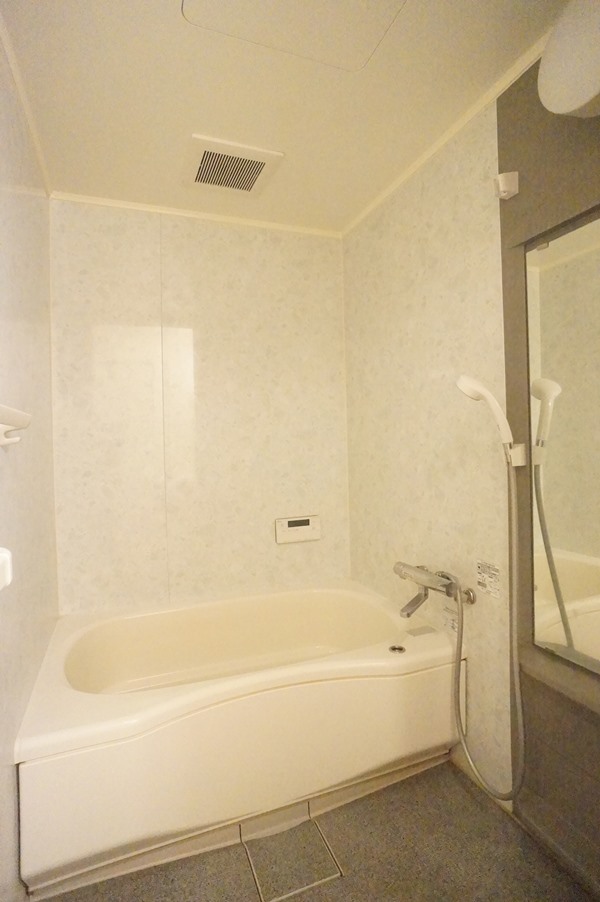 バス・シャワールーム　追い焚き機能付給湯！