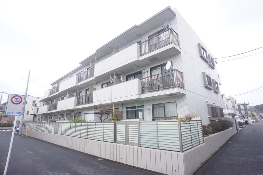 建物外観　スーパー・ドラッグストアまで徒歩２分！