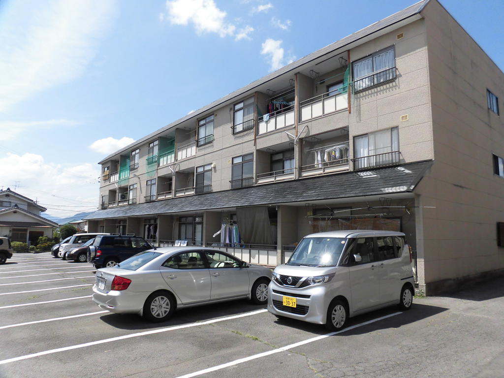 上田市上野のマンションの建物外観