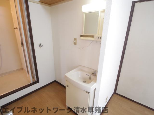 洗面設備　ゆったりとスペースのある洗面所