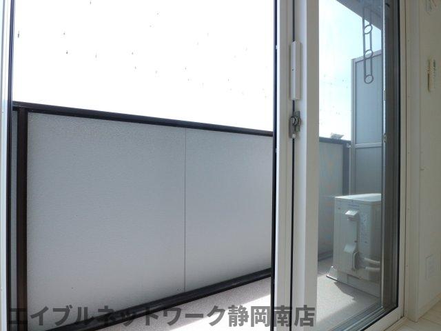 バルコニー　暖かな日差しのふりそそぐバルコニー