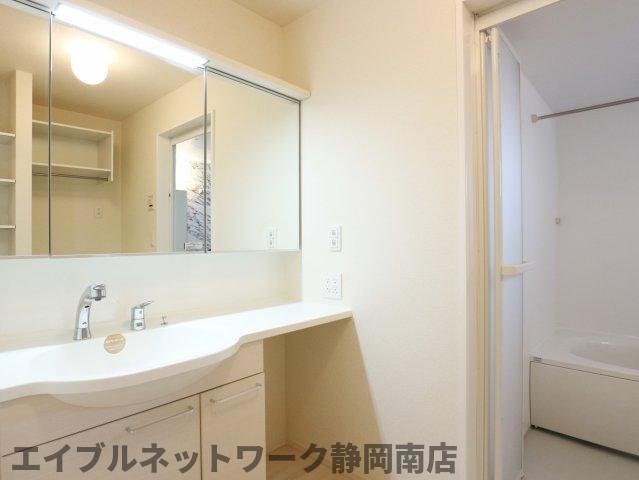 洗面設備　コンパクトで使いやすい洗面所