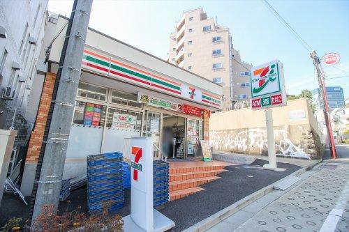 コンビニ　セブンイレブン市谷左内町店（コンビニ）まで228m