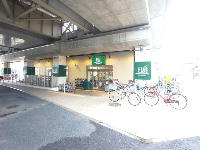 スーパー　Fuji稲城長沼駅前店（スーパー）まで131m
