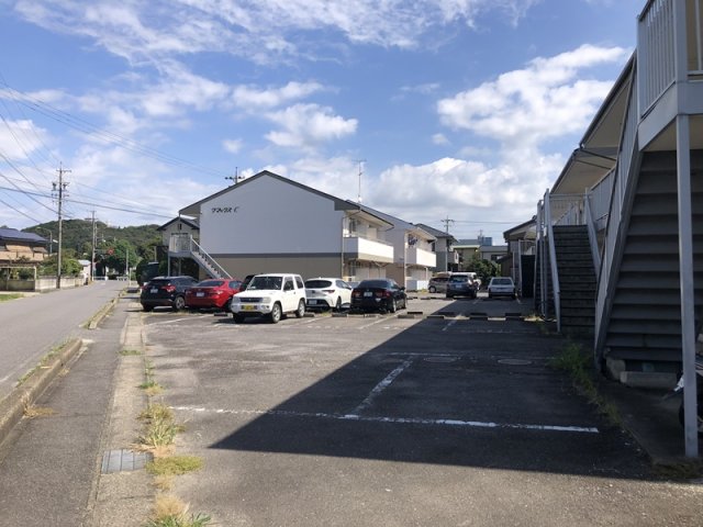 【西尾市熊味町のアパートの駐車場】