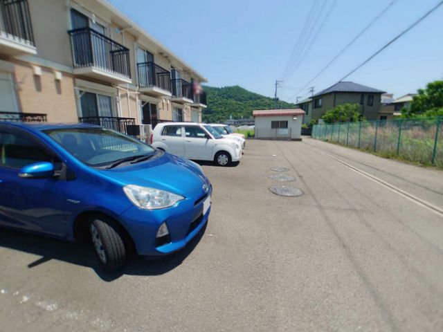 【和歌山市布引のアパートの駐車場】