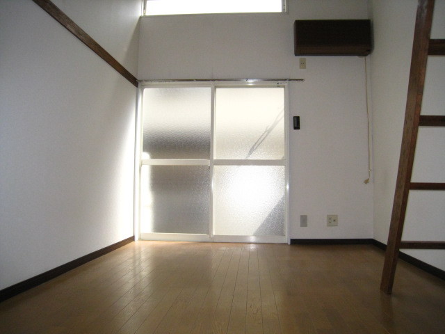 居室・リビング　天井が高く解放感のあるお部屋です♪