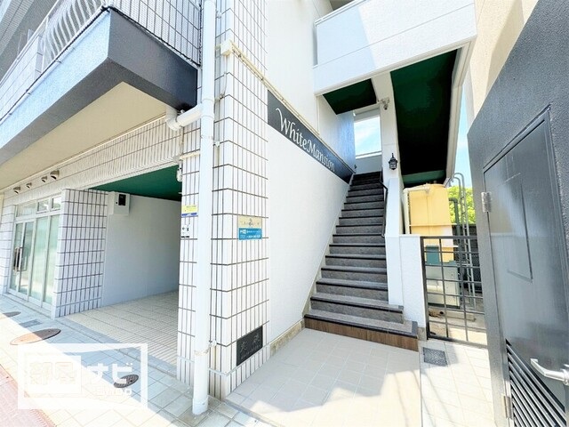 【ホワイトマンションのエントランス】