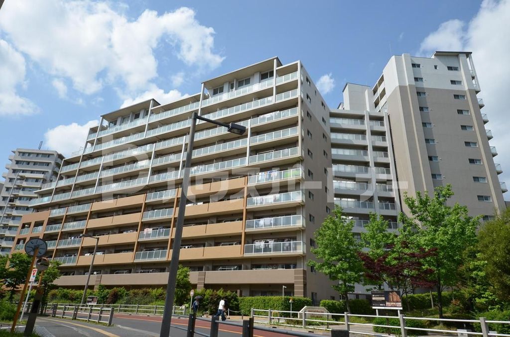 【足立区新田のマンションの建物外観】