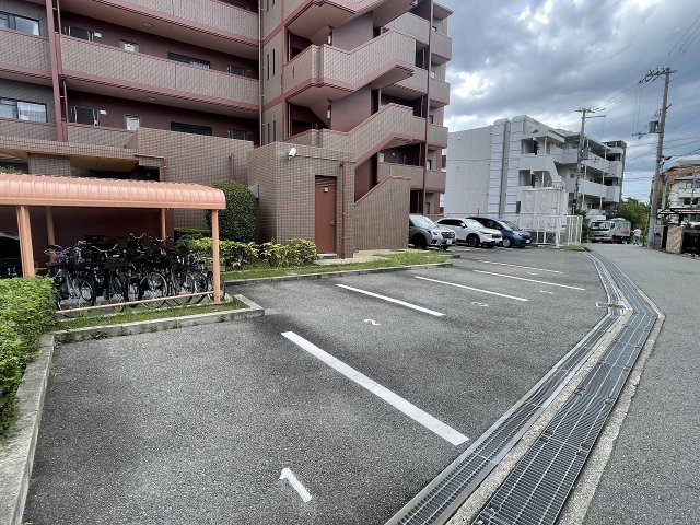 【豊中市西緑丘のマンションの駐車場】