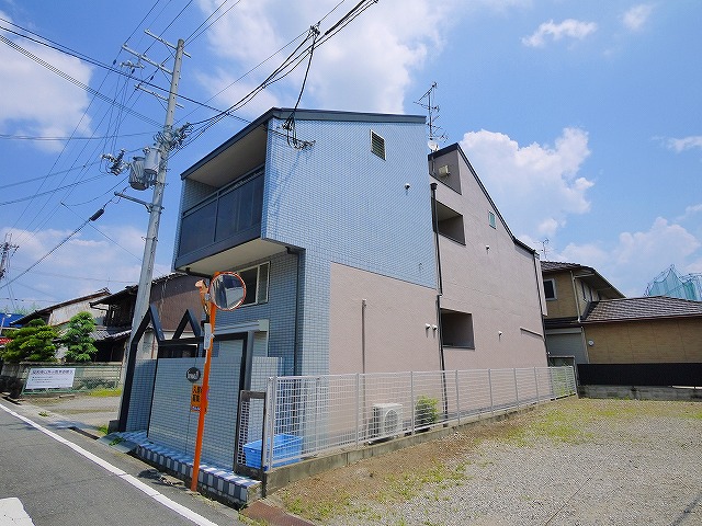 大和郡山市小泉町のアパートの建物外観