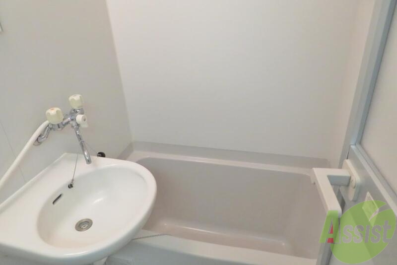 バス・シャワールーム　白を基調としてお風呂になっています。