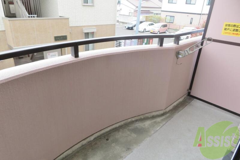 バルコニー　重厚な造りのベランダです。音もひびかなさそうです。