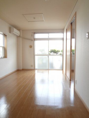 居室・リビング　こちらの居間で趣味の時間をお楽しみください