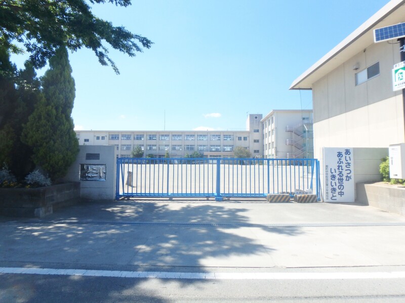 小学校　松阪市立第三小学校（小学校）まで735m