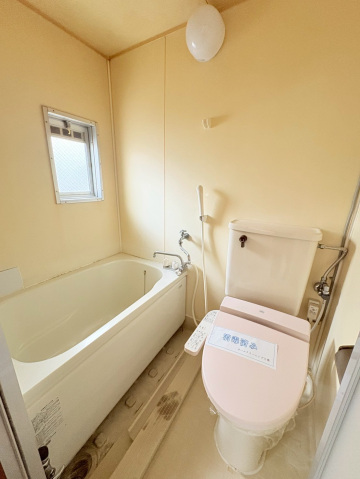 バス・シャワールーム　浴室に窓あります。