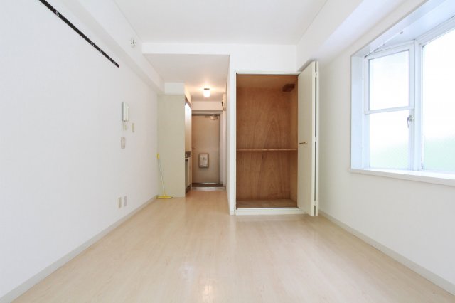 居室・リビング　参考写真（同物件別部屋）