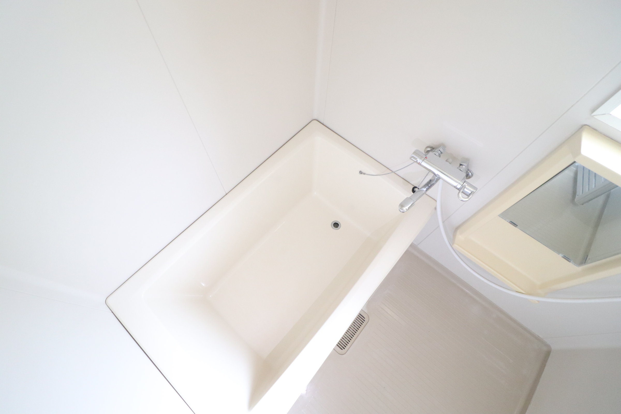 バス・シャワールーム　浴室です！窓もありますよ！