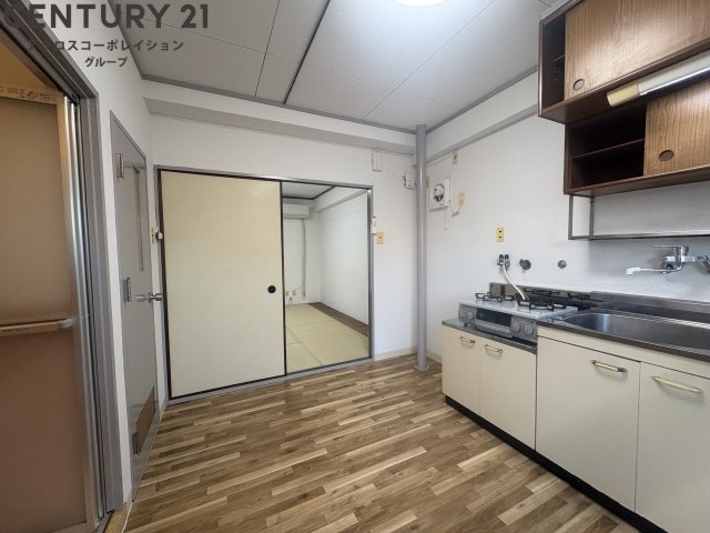 居室・リビング　床色が明るい色合いで、とてもきれいです。