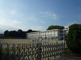 小学校　四日市市立 四郷小学校（小学校）まで695m