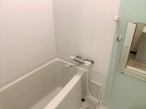 バス・シャワールーム　清潔感のあるお風呂